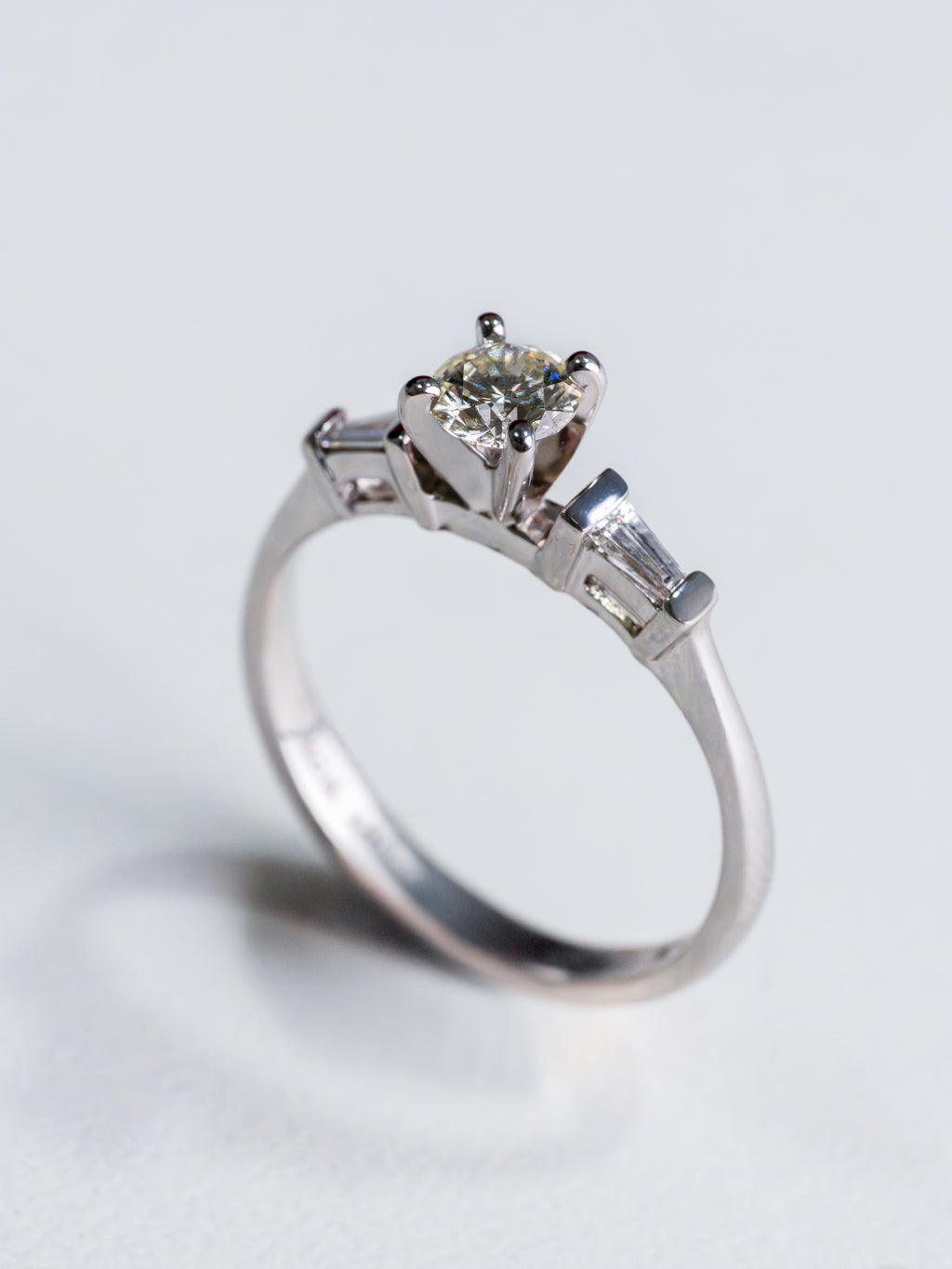 Anillo Oro 18k con Diamante Central y Laterales