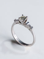 Anillo Oro 18k con Diamante Central y Laterales