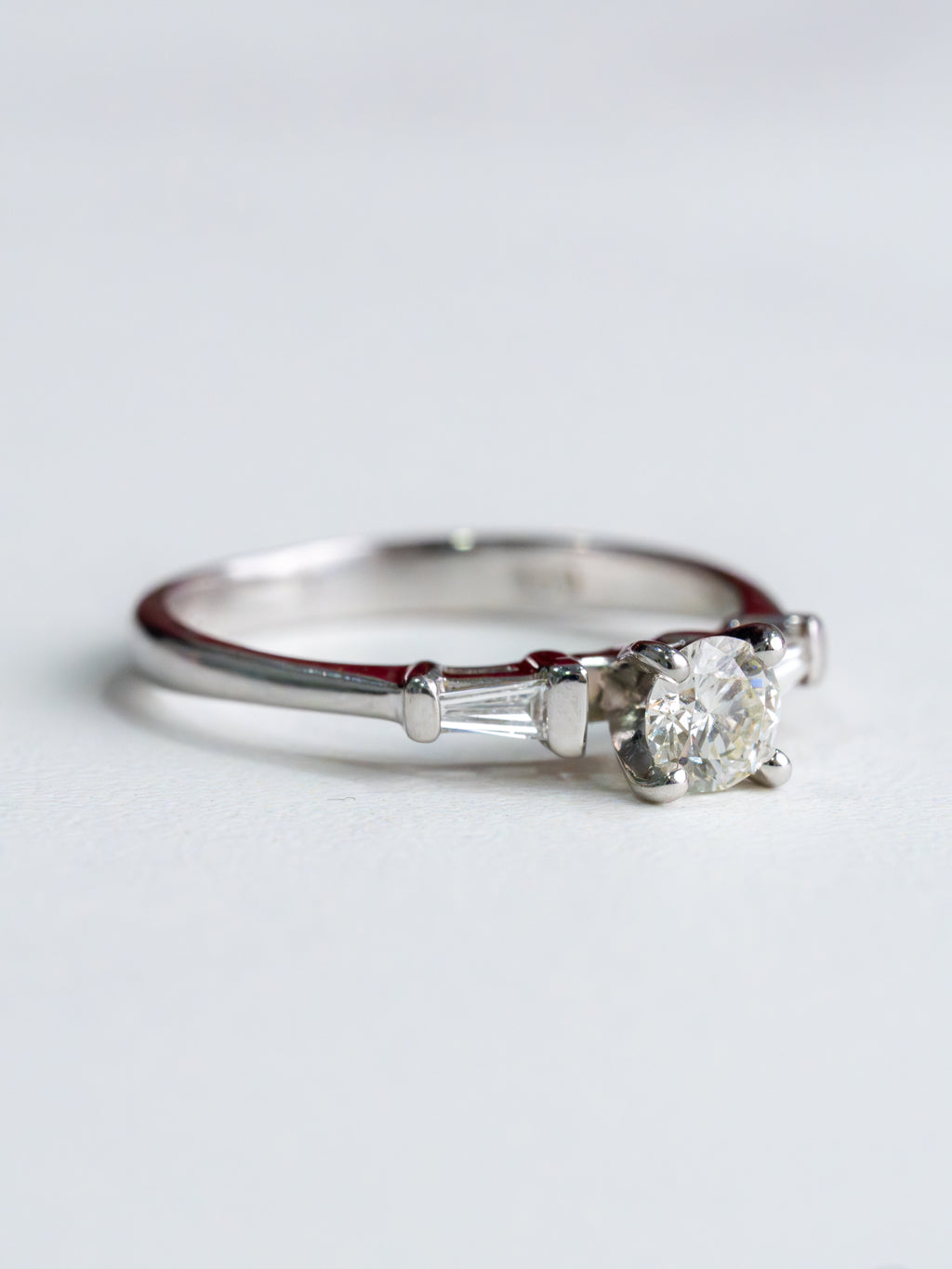 Anillo Oro 18k con Diamante Central y Laterales