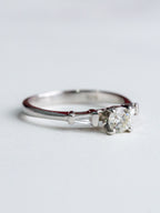 Anillo Oro 18k con Diamante Central y Laterales
