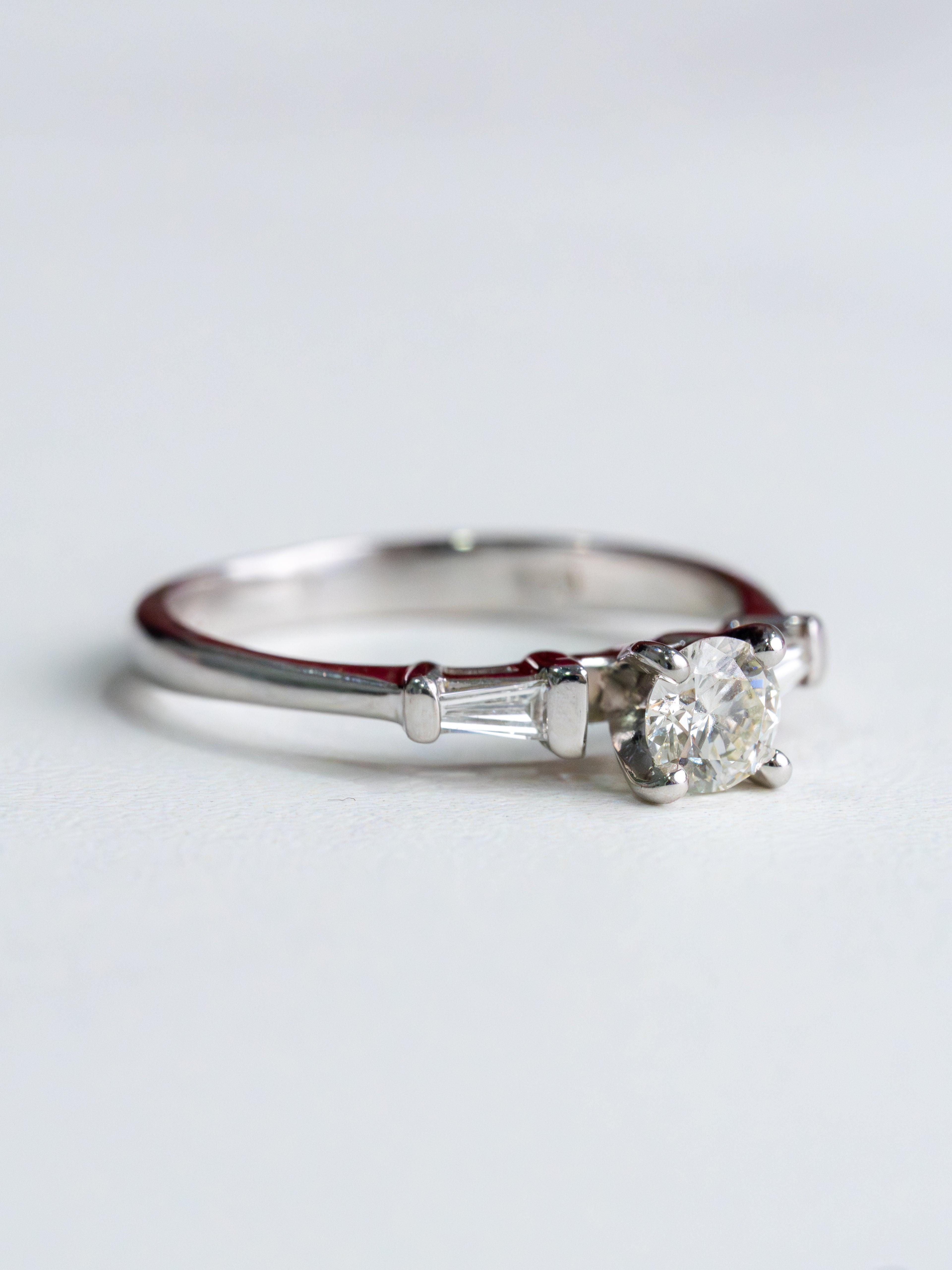 Anillo Oro 18k con Diamante Central y Laterales