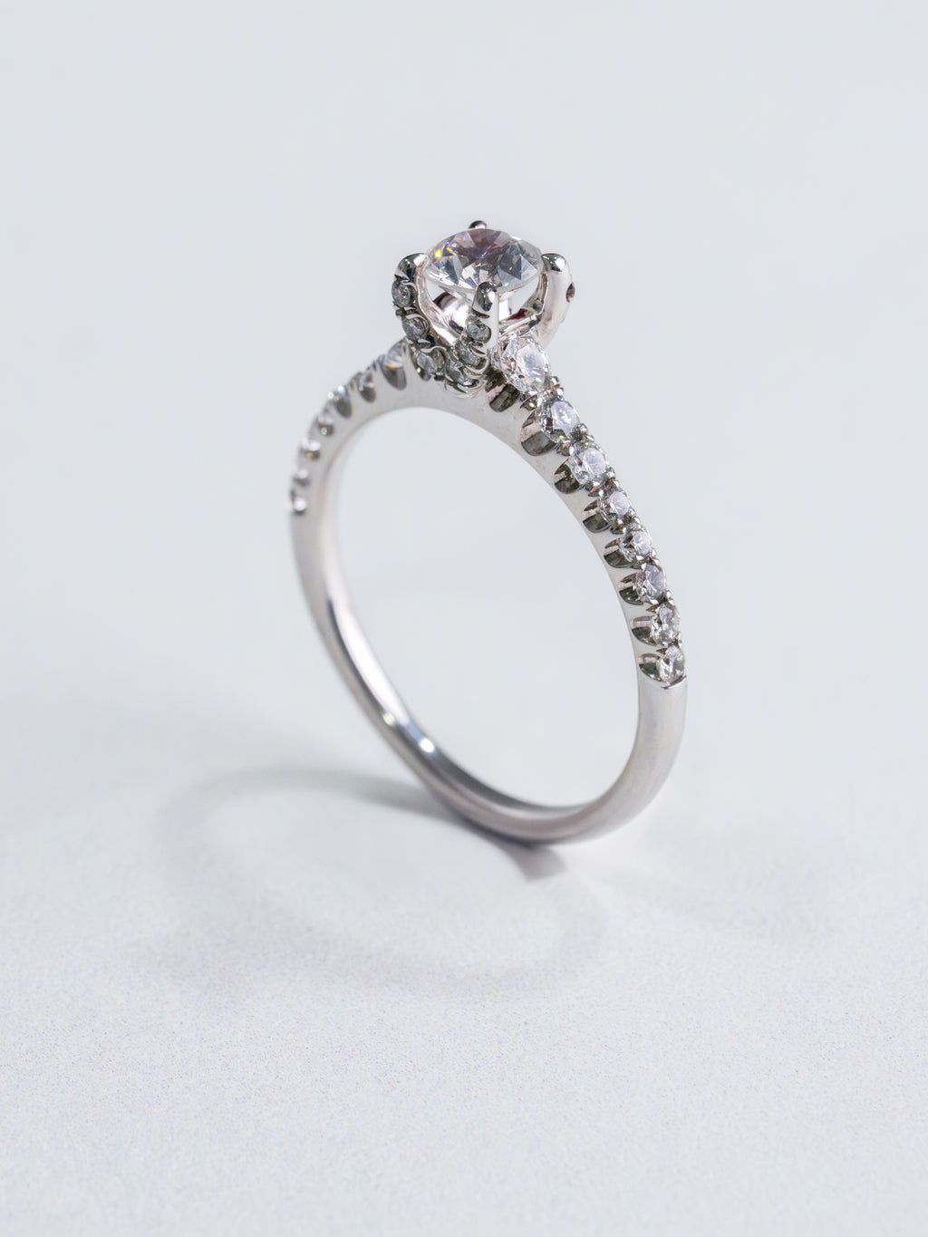Anillo Oro Blanco 14k con Diamantes Laterales