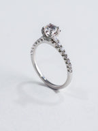 Anillo Oro Blanco 14k con Diamantes Laterales