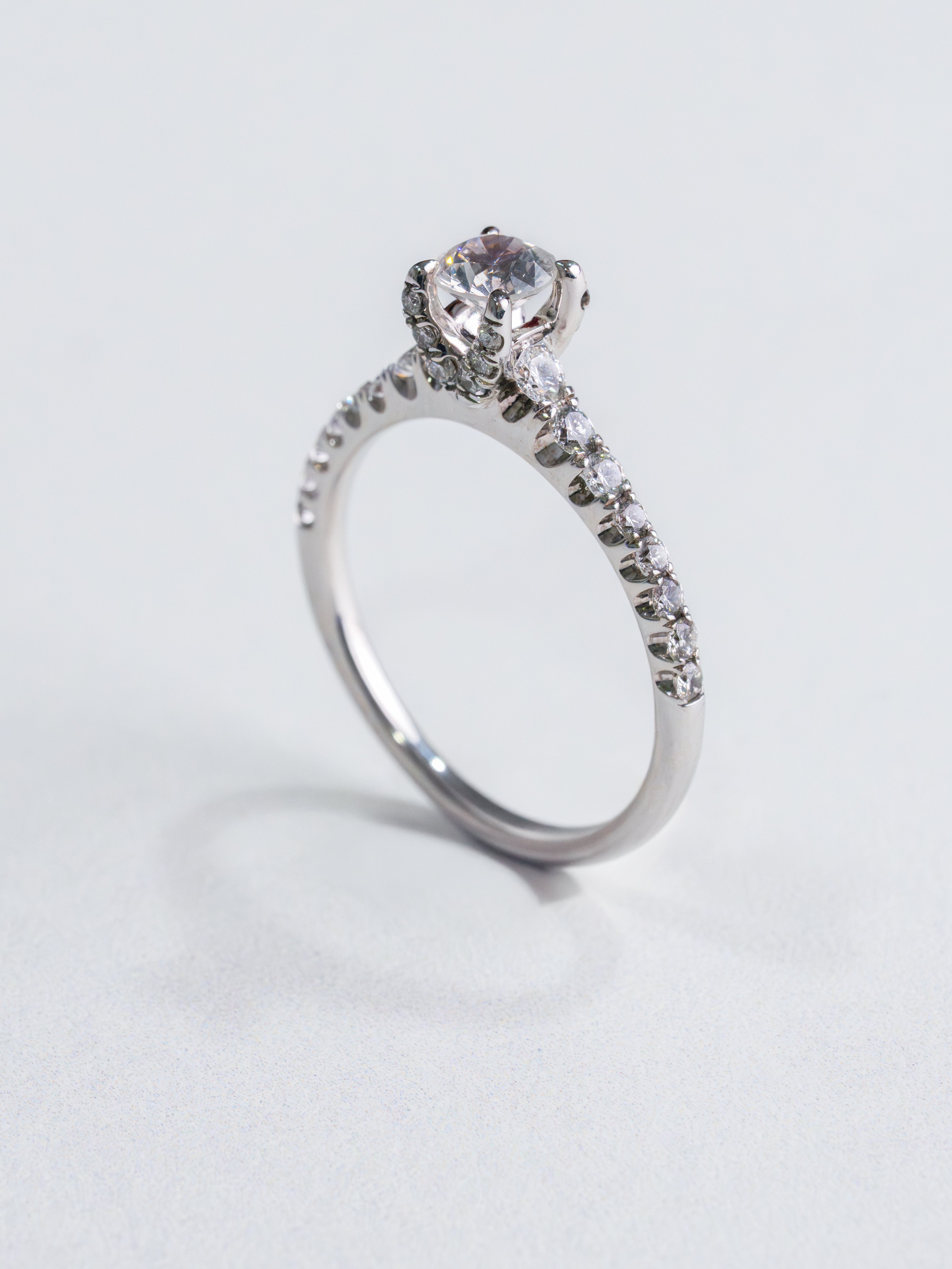Anillo Oro Blanco 14k con Diamantes Laterales