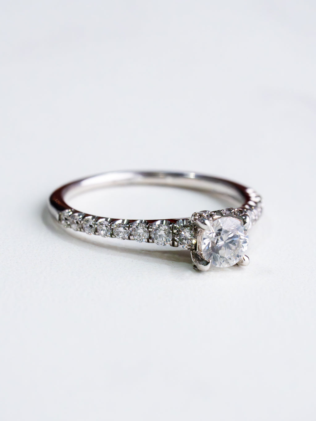 Anillo Oro Blanco 14k con Diamantes Laterales