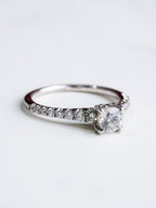 Anillo Oro Blanco 14k con Diamantes Laterales