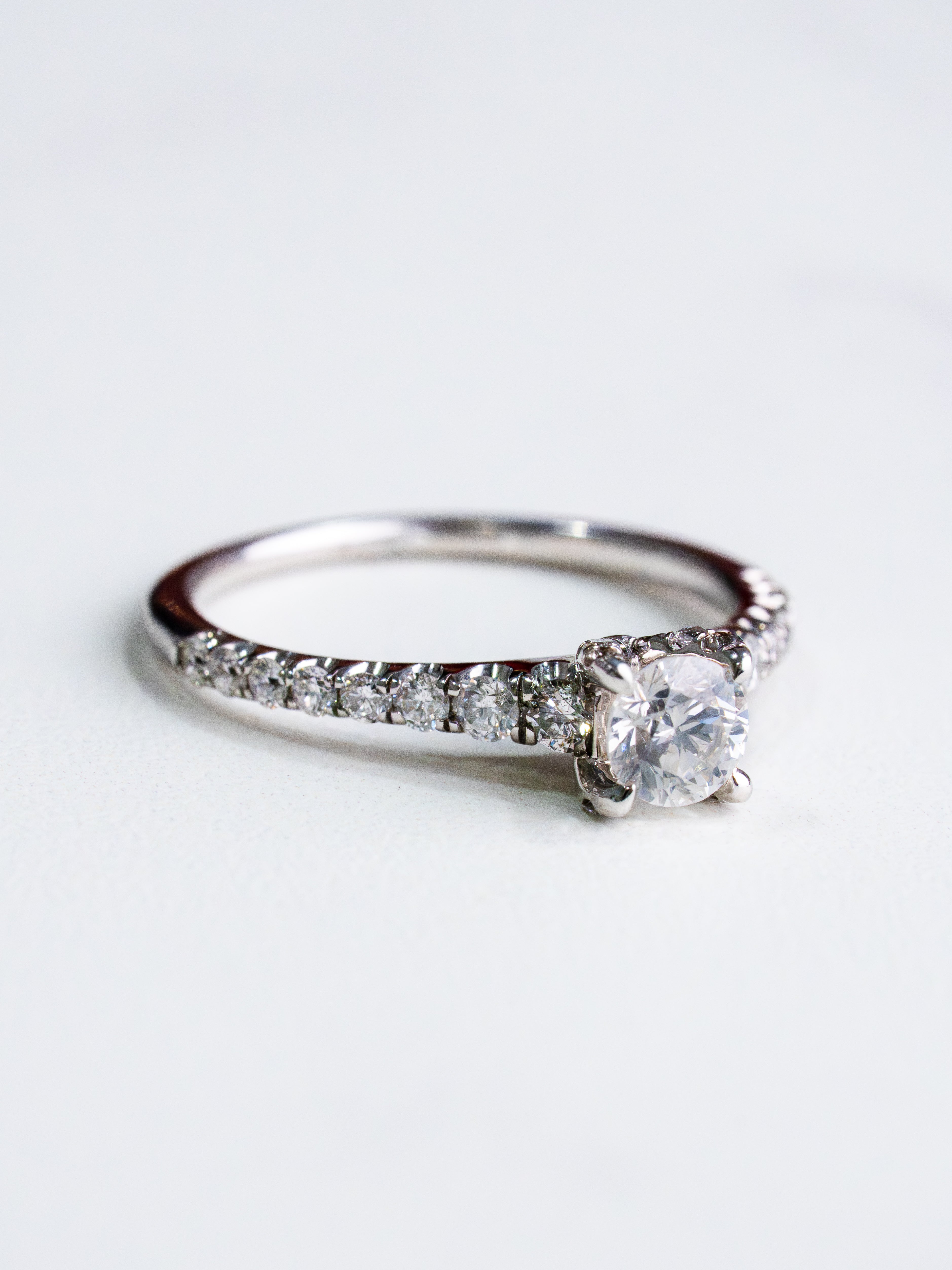 Anillo Oro Blanco 14k con Diamantes Laterales