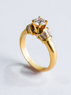 Anillo Diamante Central con Baguettes Oro 18k