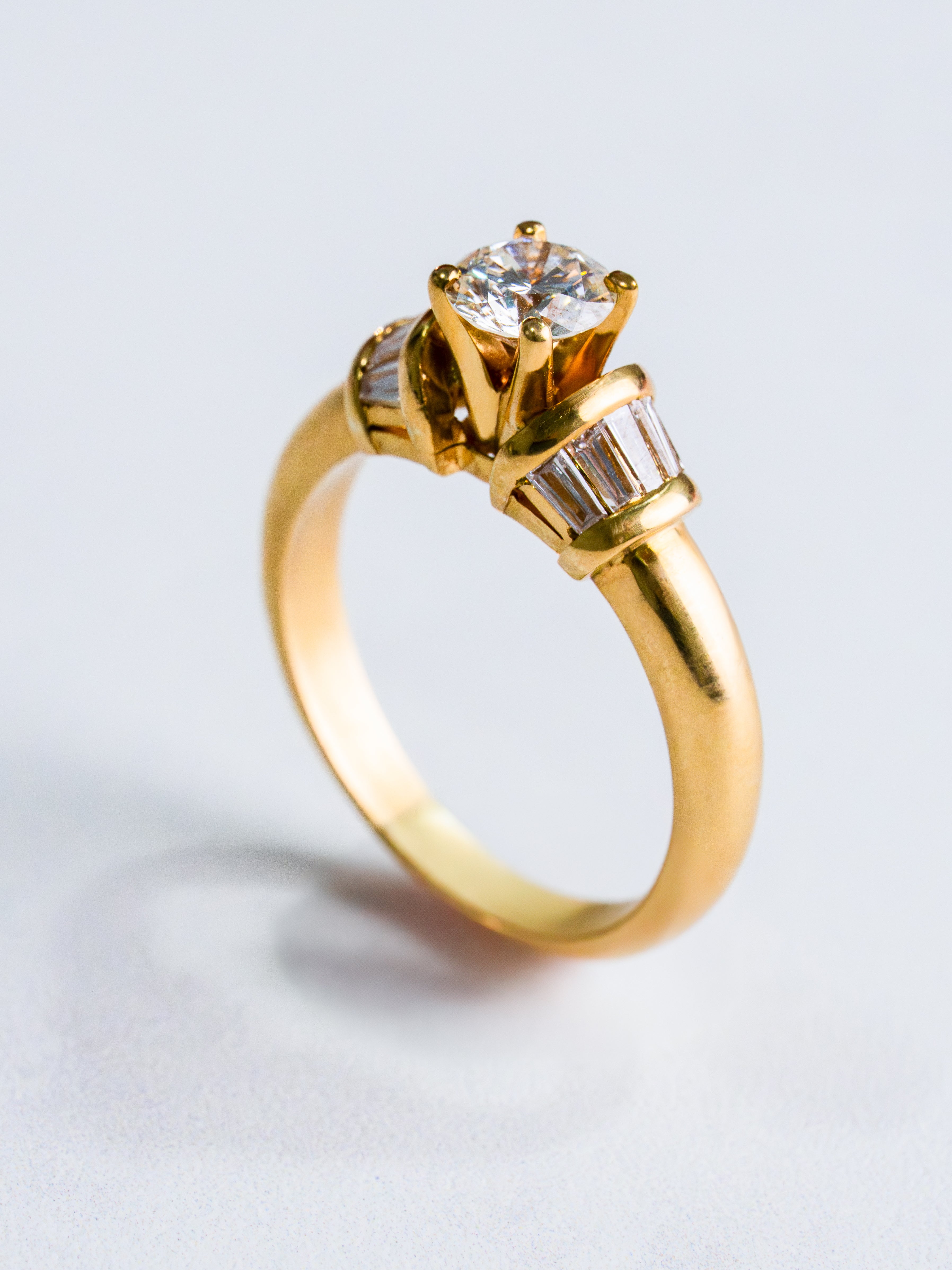 Anillo Diamante Central con Baguettes Oro 18k
