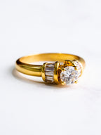 Anillo Diamante Central con Baguettes Oro 18k