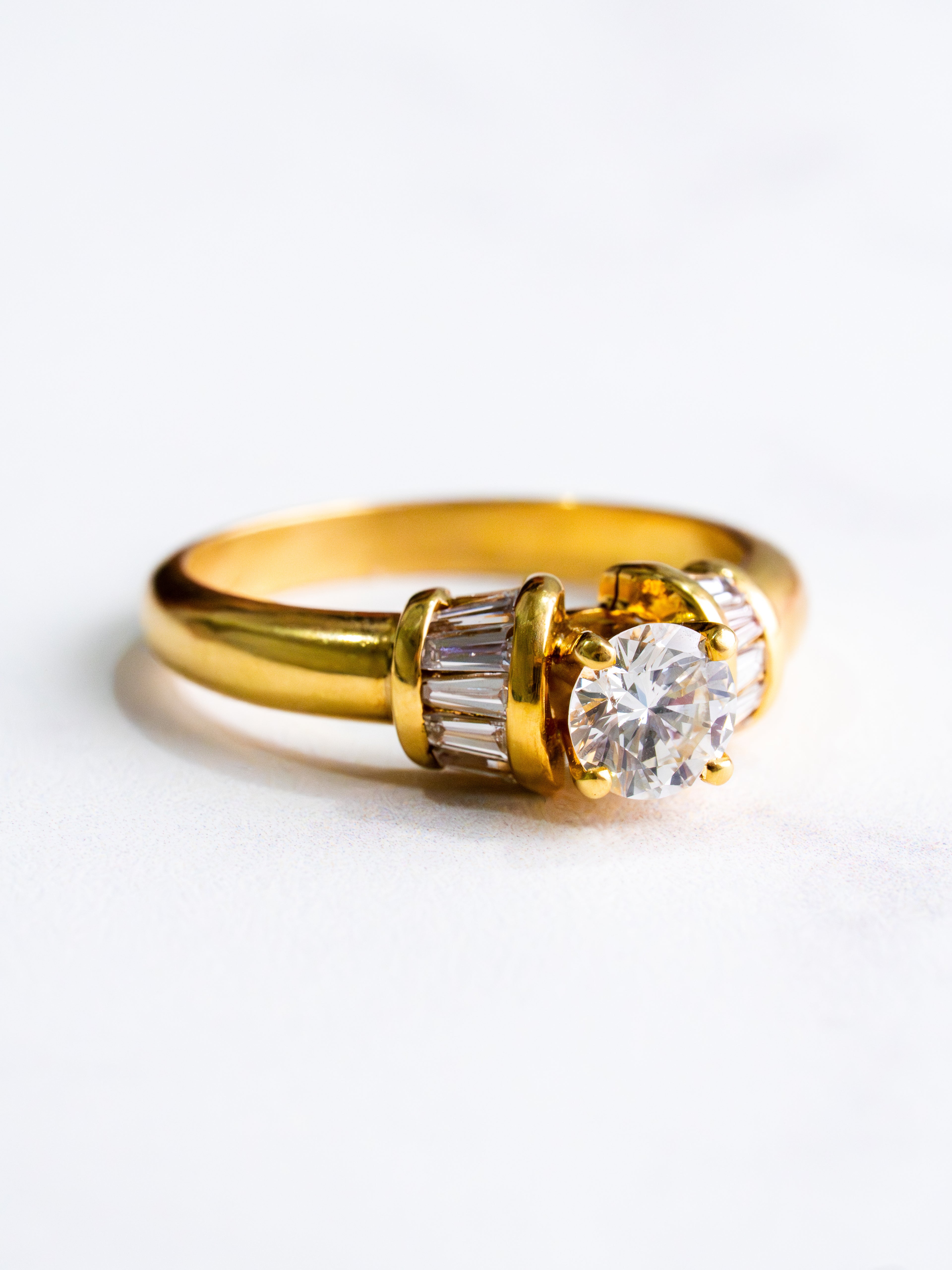 Anillo Diamante Central con Baguettes Oro 18k