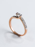 Anillo Oro Rosa con Diamantes a los lados