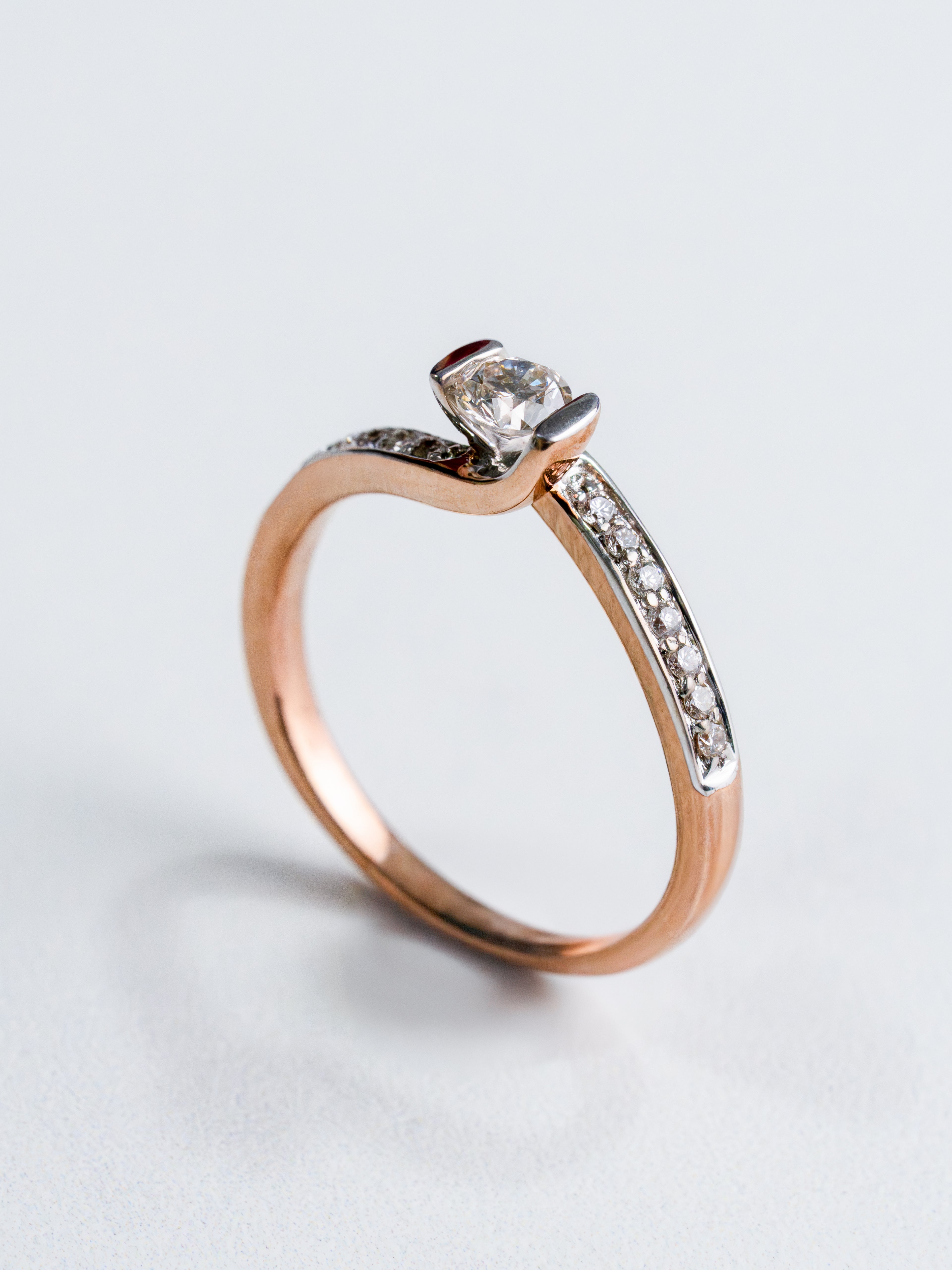 Anillo Oro Rosa con Diamantes a los lados