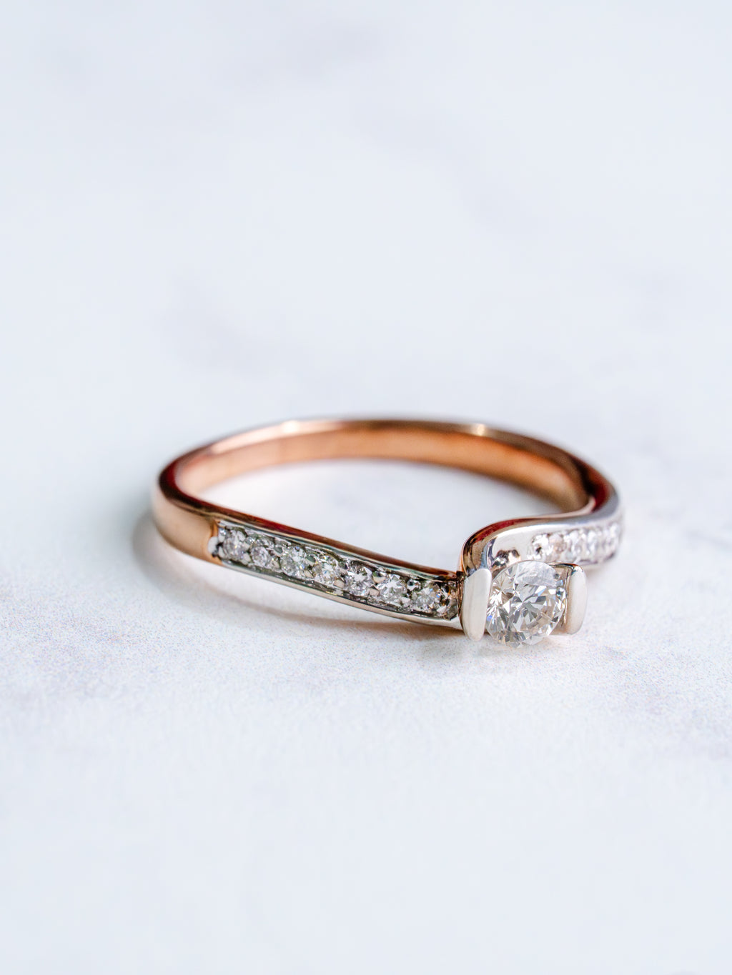 Anillo Oro Rosa con Diamantes a los lados