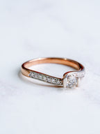 Anillo Oro Rosa con Diamantes a los lados