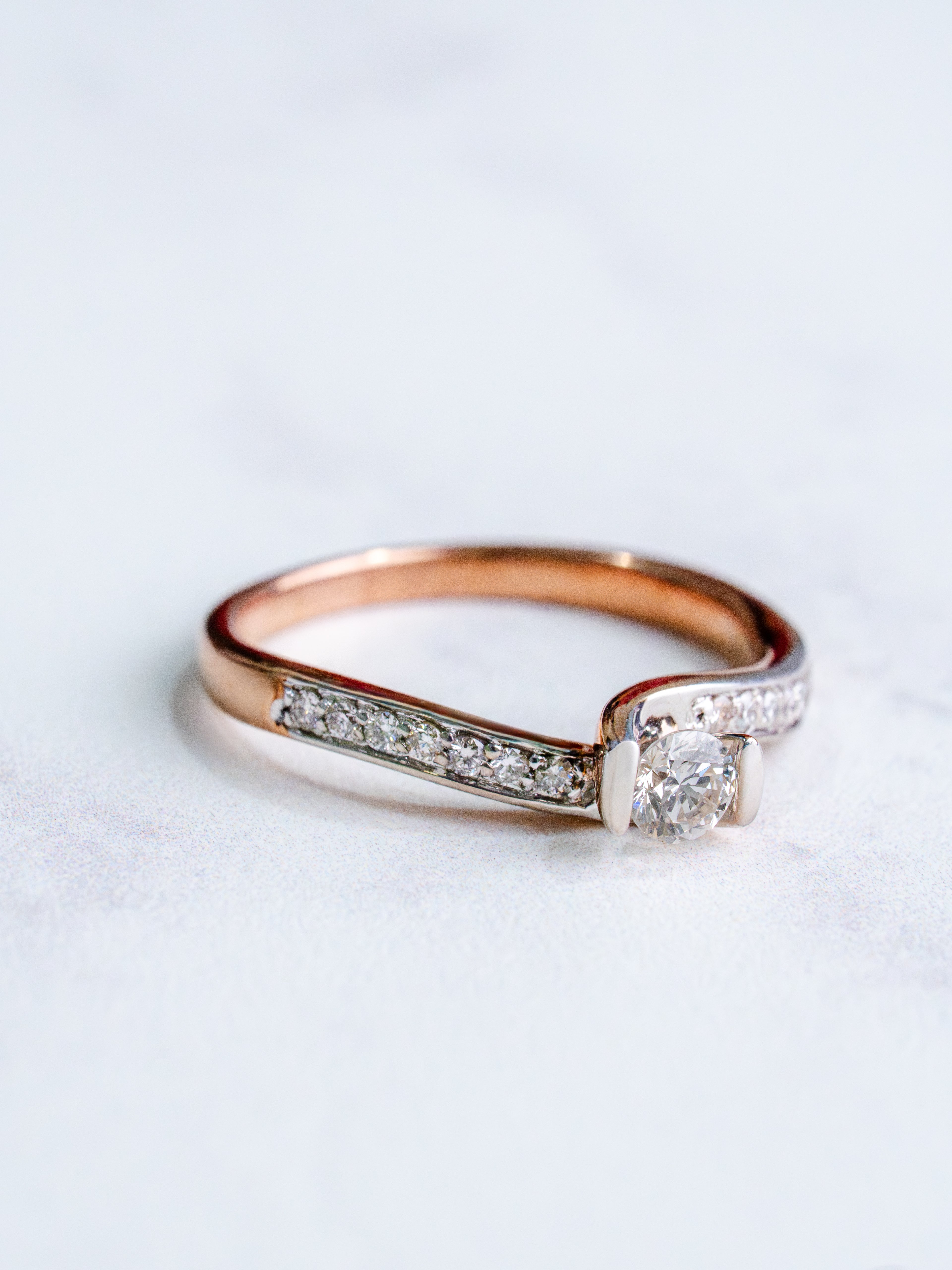 Anillo Oro Rosa con Diamantes a los lados