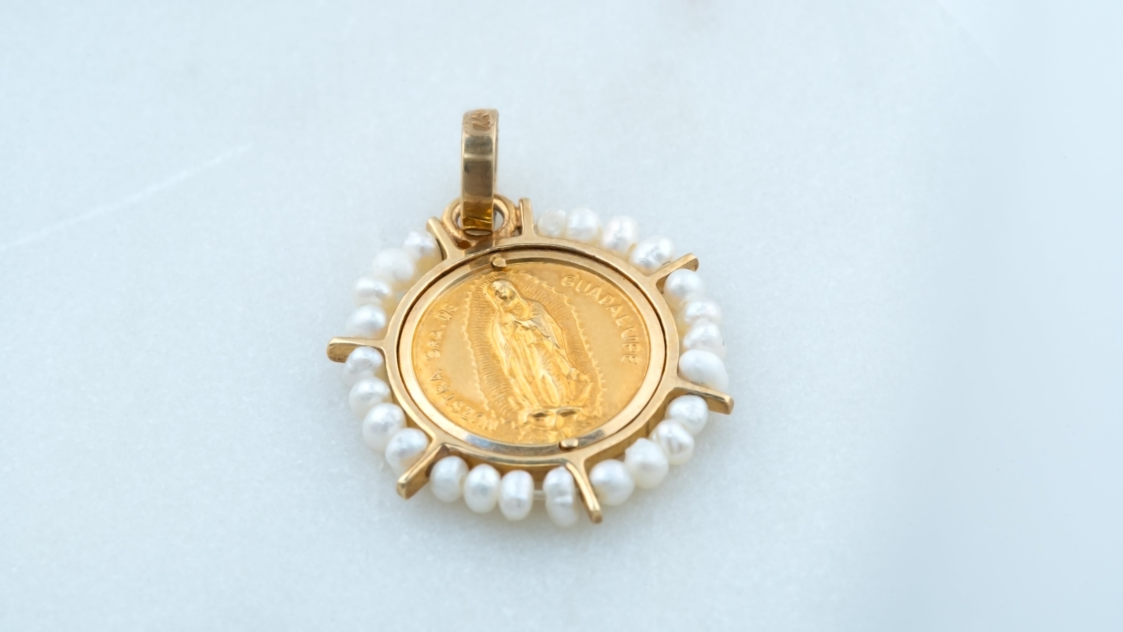Medalla Virgen de Guadalupe con Perlas 14k
