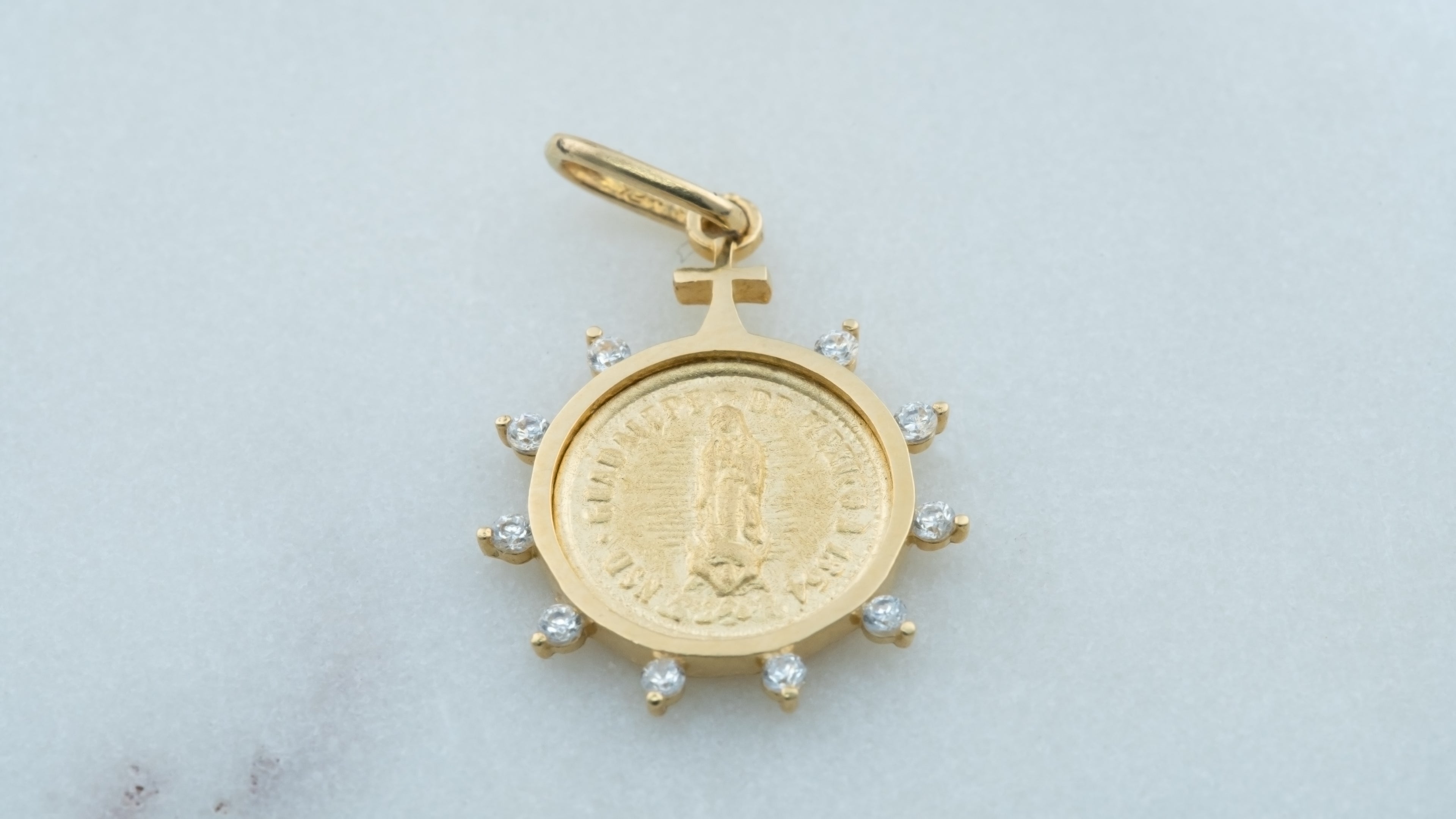 Medalla Virgen de Guadalupe con Circonias 14k